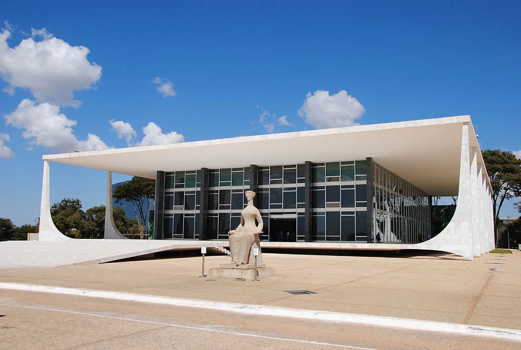 Fachada do edifício do Supremo Tribunal Federal, em Brasília, com a escultura da Justiça em primeiro plano.